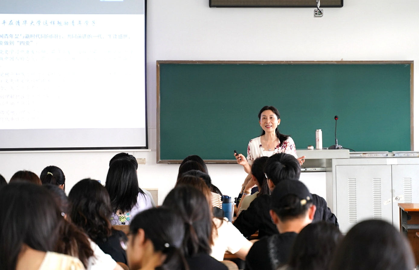 李恺老师与同学们共话青年的责任与担当（匡敏 摄）