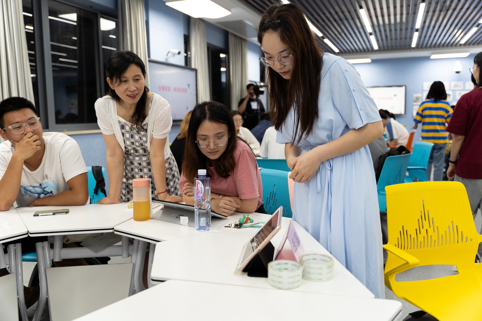 同学们向老师展示小组制作的视频（学通社记者 高俊 摄）