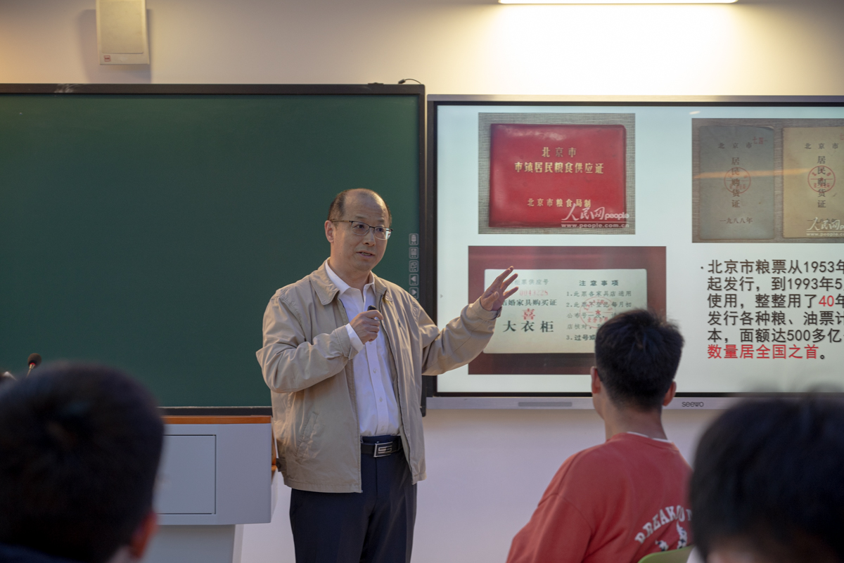 李召虎董事长与同学们畅谈耕地保护与粮食安全（学通社记者 王晗藓 摄）